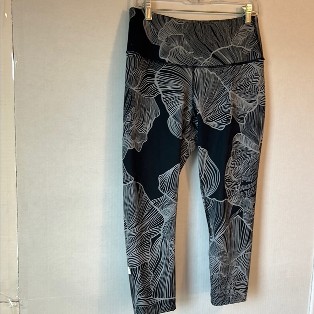 The North Face Regular Leaf Floral Graphic Leggings. Size Large